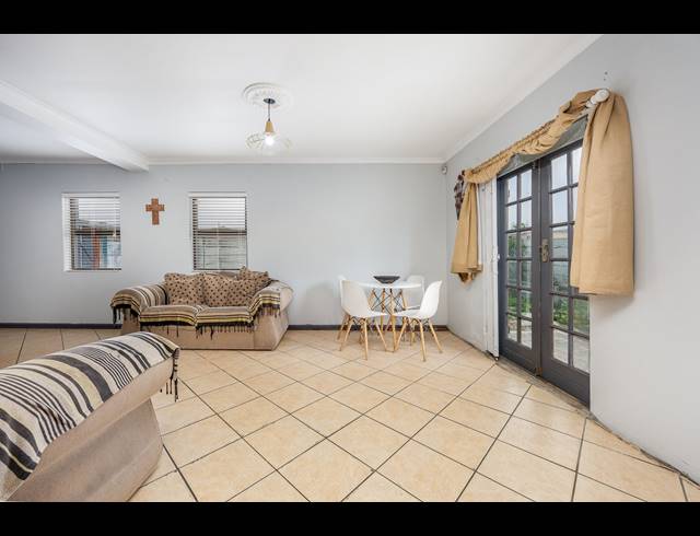 5 BEDROOM HOUSE FOR SALE IN HAGLEY
